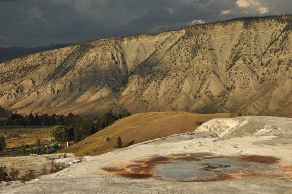 A paisagem das gigantescas Mammouth Springs, no Yellowstone National Park, no Wyoming, nos Estados Unidos